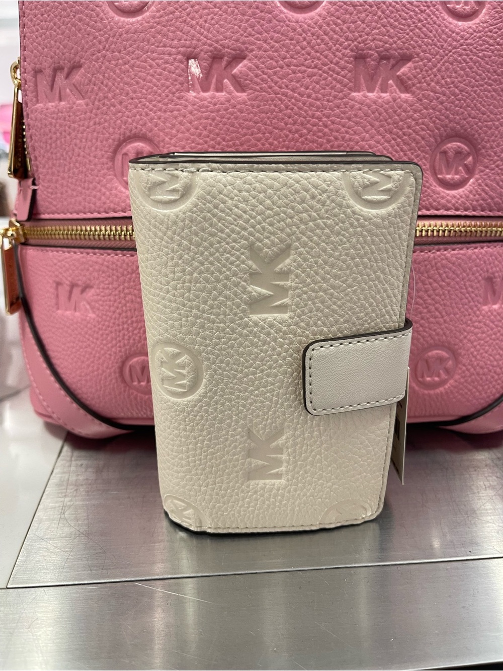 Michael Kors Jet Set Travel Med MK Logo Debossed Bifold Wallet
Light Cream
NWT - Picture 7 of 16